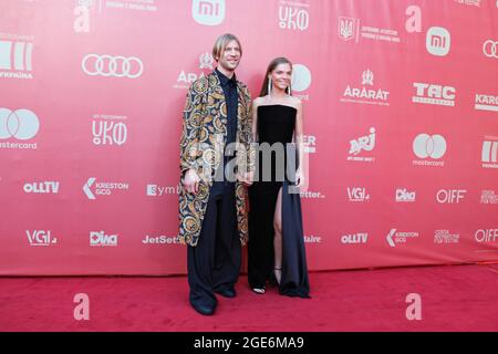 Nicht exklusiv: ODESA, UKRAINE - 14. AUGUST 2021 - Sänger Ivan Dorn und seine Frau Anastasiia Novikova posieren auf dem roten Teppich beim Odesa International Stockfoto