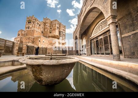 Das dar al-Hajar (Steinhaus), der Felspalast im Wadi Dhahr-Tal, ein königlicher Palast auf einem Felsen, der als Sommerrefugium in der Nähe von Sana'a erbaut wurde, Stockfoto