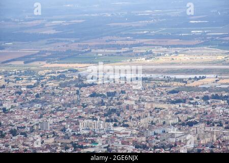 Luftaufnahme der Stadt Blida vom Chrea National Park, Algerien. Stockfoto