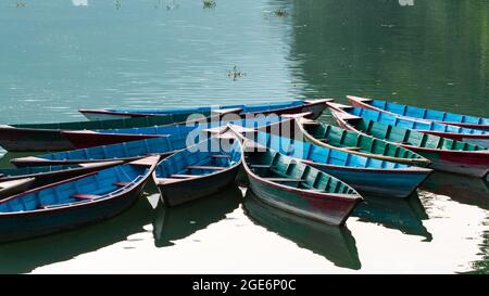 Touristenboote auf dem See von Fewa, Pokhara, Nepal Stockfoto