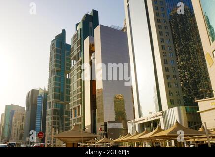 Ein Blick Geschäftsviertel auf der Rückseite der West Bay, Doha, Katar, Naher Osten. Foto aufgenommen am 18. April 2014. Stockfoto