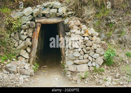 Portal eines kleinen Bergbaustandortes in Benguet, Philippinen, Südostasien. Foto aufgenommen am 21. April 2014. Stockfoto