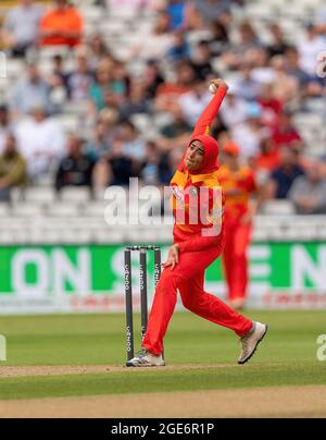 Abtaha Maqsood von Birmingham Phoenix Bowling gegen Welsh Fire in den hundert Stockfoto