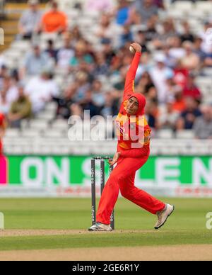 Abtaha Maqsood von Birmingham Phoenix Bowling gegen Welsh Fire in den hundert Stockfoto