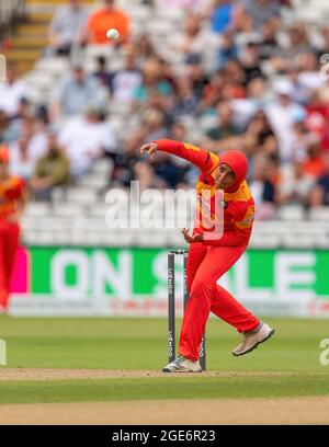 Abtaha Maqsood von Birmingham Phoenix Bowling gegen Welsh Fire in den hundert Stockfoto