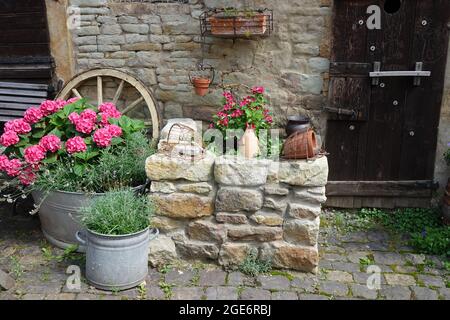 Idyllischer Innenhof Im Sommer Stockfoto