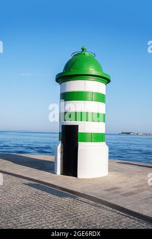 Kleiner grüner Leuchtturm am Wasser. Zadar, Kroatien. Stockfoto