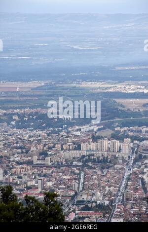 Luftaufnahme der Stadt Blida vom Chrea National Park, Algerien. Stockfoto