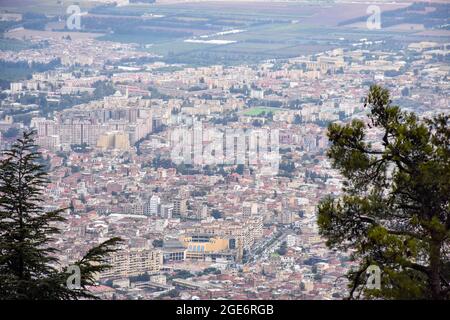 Luftaufnahme der Stadt Blida vom Chrea National Park, Algerien. Stockfoto