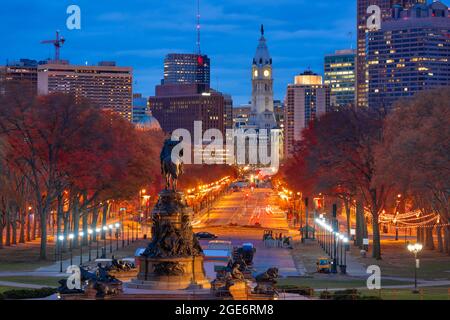 Philadelphia, Pennsylvania, USA im Herbst mit Blick auf Benjamin Franklin Parkway. Stockfoto