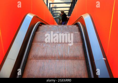 Beleuchtete neonorangene Rolltreppe bis zum Museum Zeche Zollverein UNESCO-Weltkulturerbe ehemaliger Kohlebergwerk-Komplex, Essen Ruhrgebiet, Deutschland Stockfoto