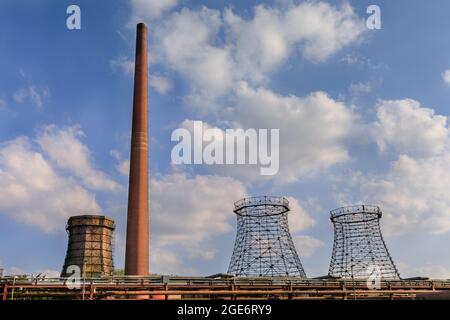 Gashalter und Industriekamin , Zeche Zollverein Kohlebergwerk Industriekomplex, UNESCO-Weltkulturerbe, Ruhrgebiet, Essen, Deutschland Stockfoto