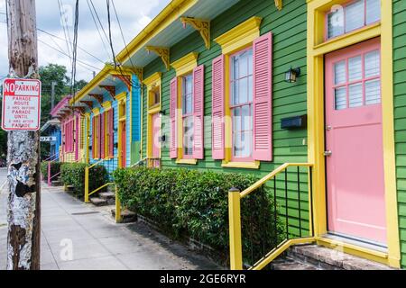 NEW ORLEANS, LA, USA - 15. AUGUST 2021: Reihe farbenfroher Schrotflintenhäuser auf der Magazine Street in Uptown Neighborhood Stockfoto