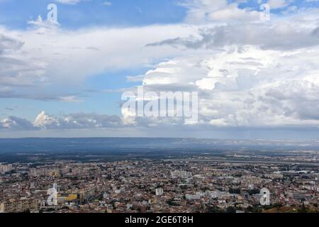 Luftaufnahme der Stadt Blida an einem bewölkten Tag vom Chrea National Park, Algerien. Stockfoto