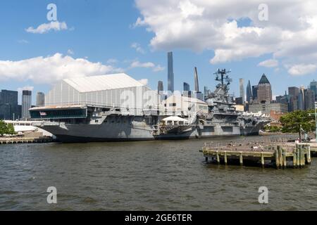 New York, NY - USA - 30. Juli 2021: Ansicht des Flugzeugträgers USS Intrepid, Teil des Intrepid Sea, Air and Space Museum, eines amerikanischen Militärs Stockfoto