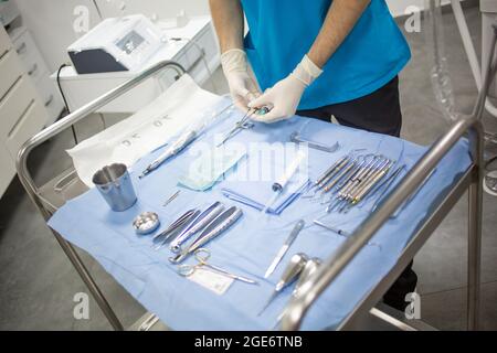 Krankenschwester bereitet zahnärztliche Geräte und Werkzeuge für eine Operation in einer Zahnarztpraxis vor Stockfoto
