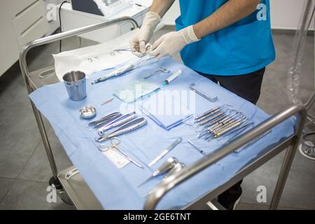 Krankenschwester bereitet zahnärztliche Geräte und Werkzeuge für eine Operation in einer Zahnarztpraxis vor Stockfoto