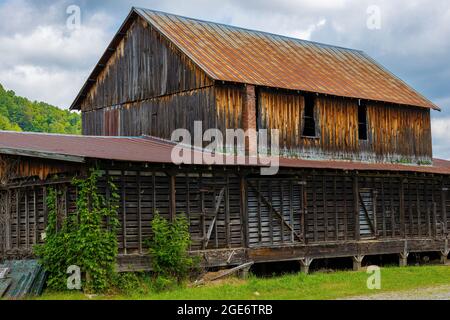 Eine alte Scheune unter bewölktem Himmel im ländlichen Tennessee, USA Stockfoto