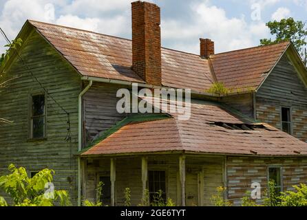 Im ländlichen Tennessee, einem von vielen verlassenen, verfallenen Bauernhäusern. Stockfoto