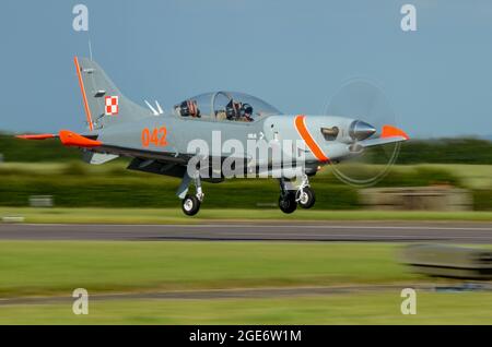 Ein Flugzeug des Orlik Aerobatic Teams (Zespół Akrobacyjny ORLIK), des Kunstflugteams der polnischen Luftwaffe, landete nach der Ausstellung in RAF Waddington, Großbritannien Stockfoto