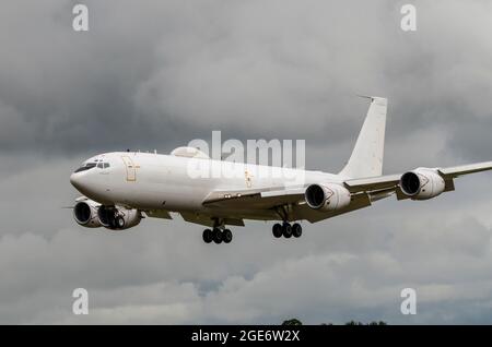 Boeing E-6B Quecksilber-Flugzeugkommando und Kommunikation, Steuerung von Kernwaffenrelais auf Basis von Boeing 707 Düsenflugzeug. Landung in stürmischen Wolken Stockfoto
