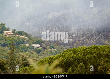 Saint-Tropez in Südfrankreich. August 2021. Verbranntes Gebiet während eines Waldbrands im Südosten Frankreichs am 17. August 2021. Tausende von Menschen, darunter auch Touristen auf Campingplätzen, wurden evakuiert, als ein Waldbrand in der Nähe des vornehmen Resorts Saint-Tropez in Südfrankreich wütete. Foto von ABACAPRESS.COM Quelle: Abaca Press/Alamy Live News Stockfoto