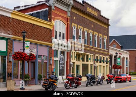 Tazewell, Virginia, USA - 10. August 2021: Motorräder auf einer Straße in der Innenstadt geparkt. Bis 1892 zum ersten Mal Jeffersonville genannt. Stockfoto
