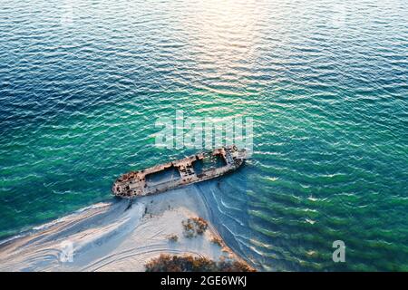 Altes Schiffswrack Stahlbetonkahn verlassen stehen am Strand auf Die Küste des Schwarzen Meeres in der Ukraine Stockfoto