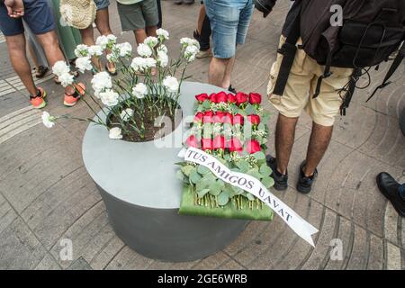 La Rambla, Spanien. August 2021. Blumen, die in Erinnerung an die Opfer des dschihadistischen Angriffs auf La Rambla gelegt wurden.Barcelona würdigt die Opfer am vierten Jahrestag des dschihadistischen Angriffs auf La Rambla, bei dem am 17. August 2017 ein Van den massiven mörderischen Rast verübt hat, Was den Tod von 15 Menschen verursachte. Kredit: SOPA Images Limited/Alamy Live Nachrichten Stockfoto