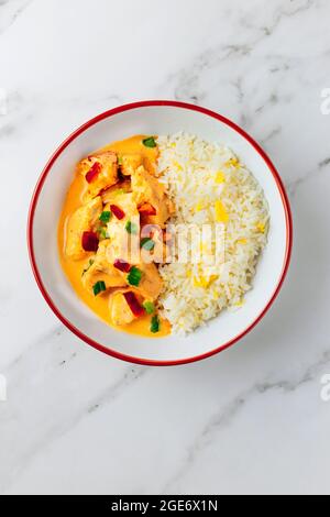 Thai Red Chicken Curry mit Eiergebratenem Reis und frischen Limes – FOODPIX WHITE Stockfoto