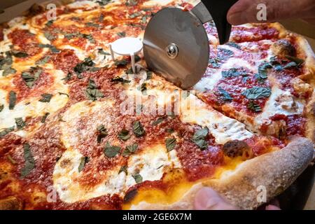 Margherita Pizza, geliefert von einer lokalen Pizzeria, NYC, USA 2021 Stockfoto