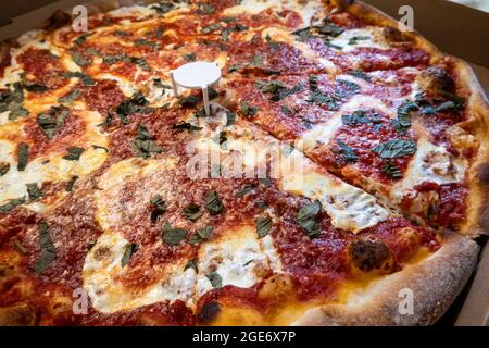 Margherita Pizza, geliefert von einer lokalen Pizzeria, NYC, USA 2021 Stockfoto