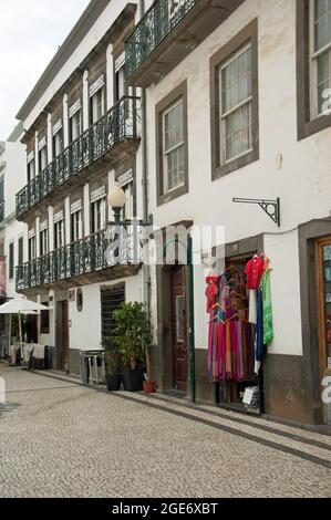 Blick auf die Straße mit Souvenirladen, Funchal, Madeira, Portugal, Europa Stockfoto