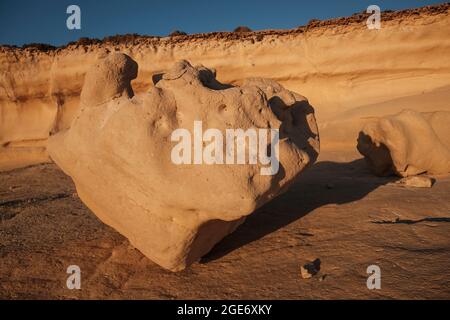 Ein herzförmiger Felsen am Meer in Xlendi, Gozo - Malta Stockfoto