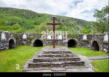 Ballingeary, Irland - 11. Juli 2021: Die Kreuzung am St. Finbarr's Oratory Stockfoto