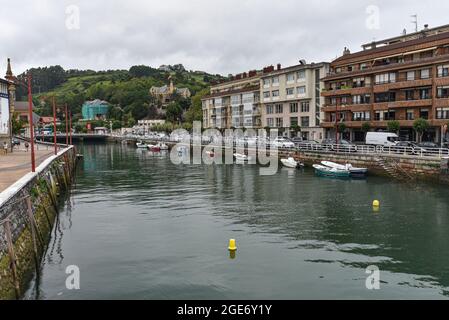 Zumaia, Spanien - 14. August 2021: Traditionelle baskische Gebäude in der Hafenstadt Zumaia Stockfoto