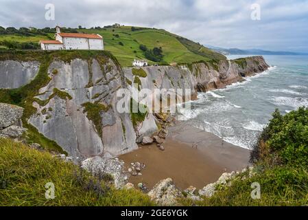 Zumaia, Spanien - 14. August 2021: Kirche San Telmo und die Flysch-Klippen an der Küste von Zumaia Stockfoto