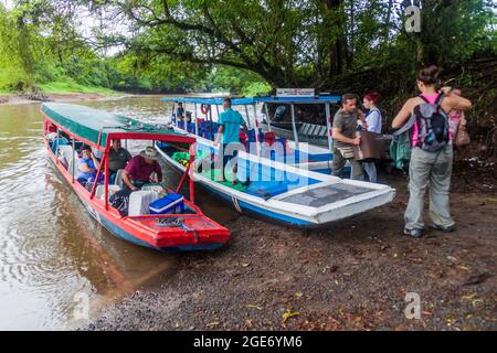 LA PAVONA, COSTA RICA - 16. MAI 2016: Passagiere verlassen ein Boot auf ihrem Weg vom Tortugueroon La Suerte Fluss. Stockfoto