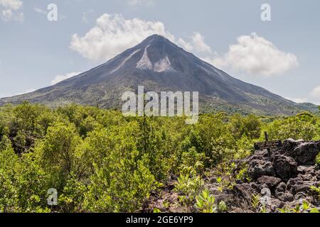 Vulkan Arenal hinter einem Lavafeld im Nationalpark Arenal, Costa Rica Stockfoto