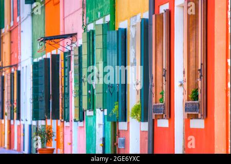 Blick auf das kleine und bunte Dorf Burano bei Venedig Stockfoto