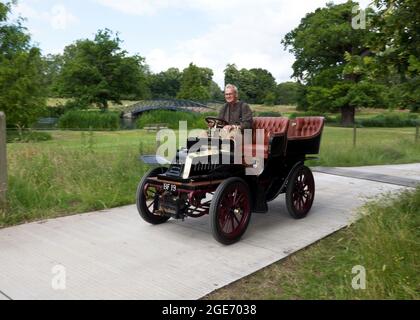 Ein Black, 1902, De Dion-Bouton K-Type, der auf der London Classic Car Show 2021 gezeigt wird Stockfoto