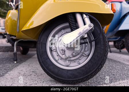 Nahaufnahme des Reifens eines italienischen Oldtimers, Symbol des italienischen Designs Stockfoto