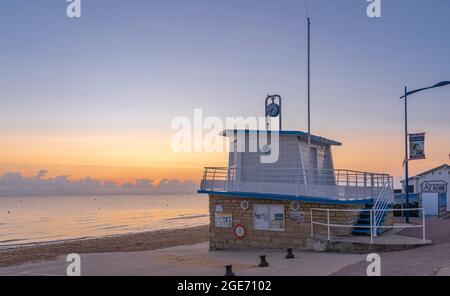 Langrune-Sur-Mer, Frankreich - 08 03 2021: Sonnenaufgang über dem Meer vom Strand Stockfoto