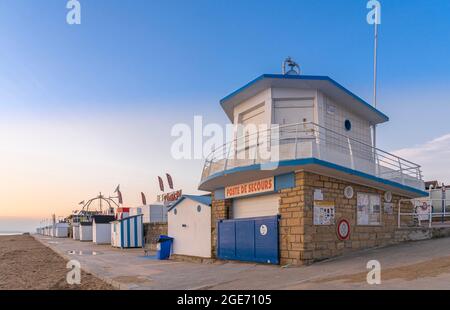 Langrune-Sur-Mer, Frankreich - 08 03 2021: Sonnenaufgang über dem Meer vom Strand Stockfoto