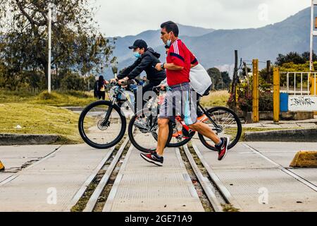 Ciclovía von Bogotá, sind die Straßen an Sonn- und Feiertagen geschlossen, so dass Menschen, die Sport treiben, die Straßen für körperliche Bewegung nutzen, Bogotá Kolumbien A Stockfoto