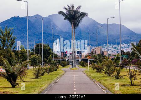 Radweg der El Dorado Avenue an einem bewölkten Tag, Bogotá Kolumbien 16. August 2021 Stockfoto