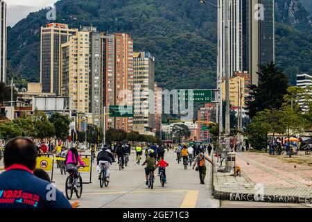 Ciclovía von Bogotá, sind die Straßen an Sonn- und Feiertagen geschlossen, so dass Menschen, die Sport treiben, die Straßen für körperliche Bewegung nutzen, Bogotá Kolumbien A Stockfoto