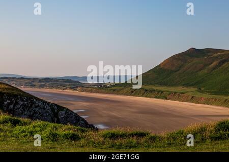 Blick auf den riesigen Sandstrand in der Rhossili Bay entlang der Gower Peninsula Stockfoto