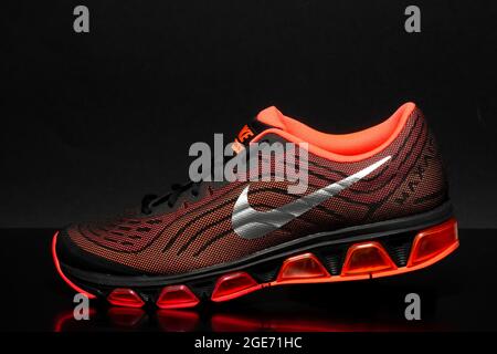 Orangefarbene Nike Air Max Tailwind 6 Mehrfarbenes Design Herren Sportschuhe aus dem Jahr 2013 auf Schwarz Stockfoto