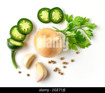 Jalapeno-Pfeffer, Zwiebeln, Knoblauch, Petersilie und weißer Pfeffer isoliert auf weißem Hintergrund, Draufsicht Stockfoto